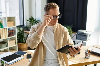 Modern bir ofiste dururken önemli evrakları inceledim..