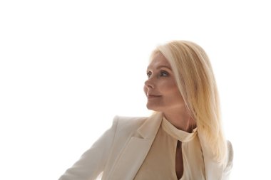 Son sınıf öğrencisi kadın zarif elbisesinin içinde kendine güven ve tarz yayıyor..