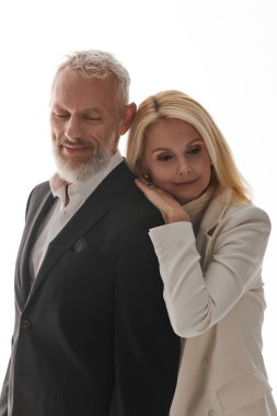 Üst düzey çiftler, modaya uygun kıyafetler giyip neşe saçarak ebedi romantizmi kucaklarlar..