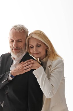 Moda kıyafetleri giymiş, sevgi dolu bir çift... Parlak bir ortamda, samimi bir anın tadını çıkarıyorlar..