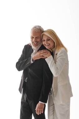 Neşeli bir son sınıf çifti sıcak bir kucaklaşmayı paylaşıyor, şık kıyafetlerini ve sevgilerini sergiliyorlar..