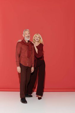 Moda kıyafetleri içinde sevimli bir çift modern ortamlarda sevgi dolu anlar paylaşır..