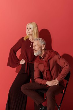 Kıdemli bir çift, canlı ve şık kıyafetleriyle romantizmi ve tarzı somutlaştırır..