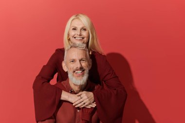 Sevgi dolu bir çift neşeyi kucaklıyor, şık kıyafetlerini sergiliyor ve güçlü bir bağ kuruyor..