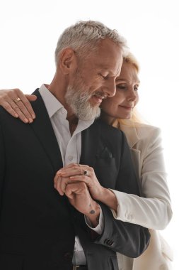 Üst düzey bir çift, sevgisini ve moda anlayışını göstererek sevgiyle kucaklaşır..