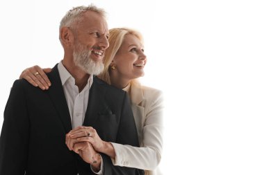 Neşeli bir son sınıf çifti, zarif giyinmiş, sevgi ve neşe dolu bir anı paylaşır..