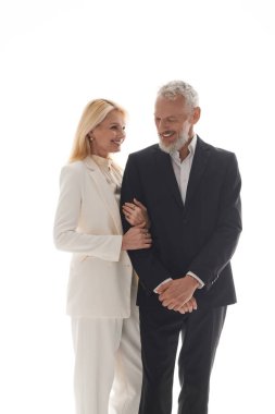 Şık giyinmiş neşeli bir son sınıf çifti birlikte gülerken aynı sevgiyi paylaşıyor..