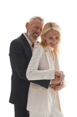 Şık bir son sınıf çifti birbirlerine sevgilerini ve sevgilerini göstererek kucaklaşır..