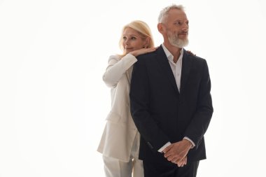 Şık bir son sınıf çifti, birlikte poz verirken, canlı aşklarını sergilerken, romantizm yayar..