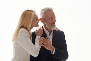 Şık giyinmiş, sevgi dolu yaşlı bir çift birlikte keyifli bir anın tadını çıkarır..