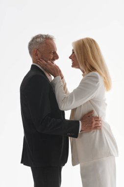 Zarif bir son sınıf çifti birlikte neşeli ve hassas bir anı paylaşır..