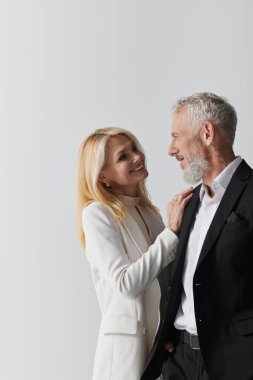 Romantik bağlarını ve zarif tarzlarını sergileyen sevgi dolu bir çift arasındaki mutlu anlar..