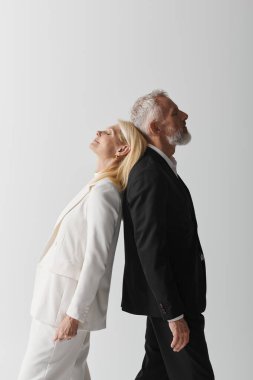 Şık bir son sınıf çifti, aşklarını ve modaya uygun tarzlarını sergileyerek sırt sırta yaslanıyor..