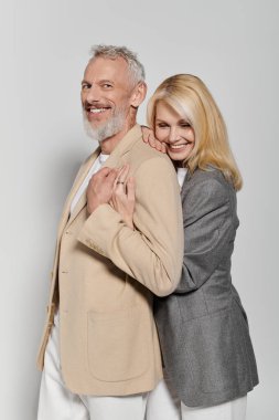 Birbirini seven çiftler birbirlerine sarılır, şık kıyafetler giyerler, neşe ve sıcaklık saçarlar..