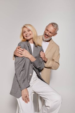 Neşeli bir son sınıf çifti, şık kıyafetler içinde sevgi dolu, kahkaha dolu bir anın tadını çıkarır..