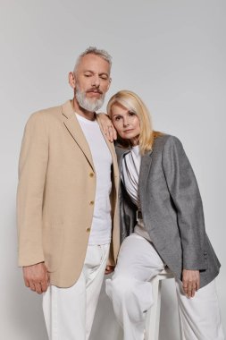 Sevgi dolu üst düzey bir çift birbirlerine sarılır, moda anlayışlarını ve derin sevgilerini gösterirler..