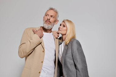 Şık bir son sınıf çifti birbirlerine sevgi ve şefkat dolu bakışlar atıyor..