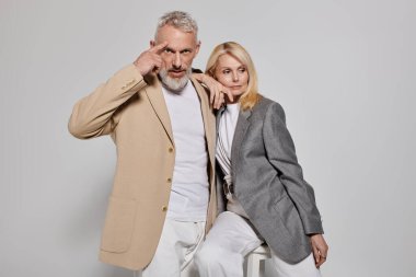 Sevgi dolu bir son sınıf çifti, tarzını gösterir, sıcaklığını ve bağlantısını poz vererek.