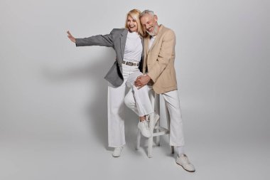 Sevgi dolu bir son sınıf çifti zarif kıyafetler içinde neşe ve romantizm saçıyor..