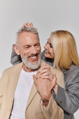 Sevgi dolu bir çift, şık kıyafetlerini ve derin bağlarını sergileyerek birbirlerine eşlik etmekten zevk alır..