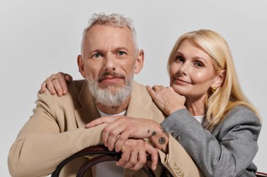 İki şık son sınıf öğrencisi aynı sevgi dolu anı paylaşıyor. Kıyafetlerinde zarafet ve romantizm var..