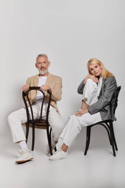 Şık bir çift, samimi bir ortamda bir anı paylaşıyor..