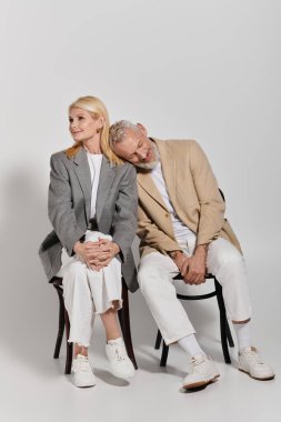 İki şık son sınıf öğrencisi derin bağlarını ve neşelerini vurgulayarak hassas bir anı paylaşıyor..