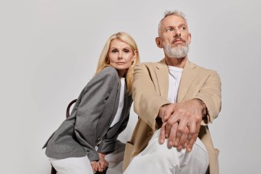 Şık bir son sınıf çifti zarif, romantik ve sofistike bir poz verir..