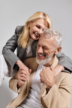 Neşeli bir son sınıf çifti, aşklarını ve bağlarını göstermek için şık kıyafetler içinde kahkahalarını paylaşıyor..