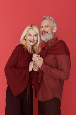 Sevgi dolu bir son sınıf çifti, modaya uygun kıyafetler giyerken mutluluk saçarak el ele tutuşuyor..