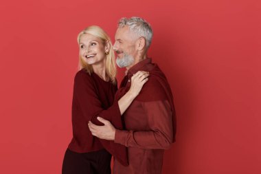 Neşeli çift sevgisini ve eşsiz tarzını, parlak bir arka planda sergiliyor..