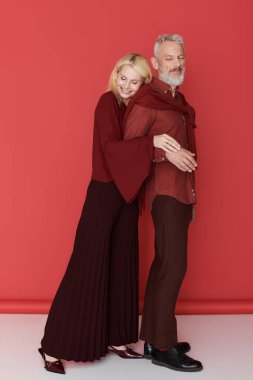 Şık bir çift, sıcaklığı ve romantizmi canlı bir ortamda yayar..