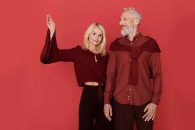 Şık son sınıf çifti, canlı bir arkaplan karşısında şık kıyafetler içinde aşkı kutluyor..