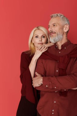 Şık bir son sınıf çifti, aşklarını canlı bir ortamda sergiliyor..