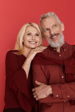 Şık giyinmiş üst sınıf bir çift, sevgi ve neşe saçan samimi bir anı paylaşıyor..