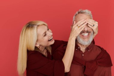 Üst düzey bir çift neşeyle birbirlerinin gözlerini kapar, şık giyinir ve şakacıdırlar..