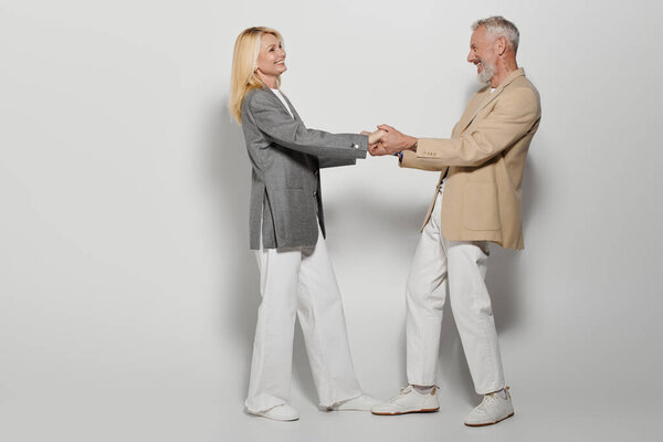 Пара излучает любовь и радость, одетая в стильные наряды.