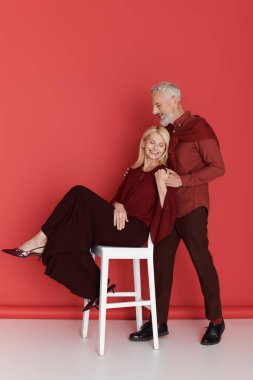 Şık bir son sınıf çifti canlı renklerle dolu bir anı paylaşır..