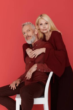 Tarz sahibi çift, canlı renklere karşı sıcaklık ve bağlantı yayarak kendine güvenerek poz veriyor..