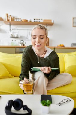 Genç bir kadın evde düşüncelerini yazarken çayını yudumlarken rahat bir atmosfer..