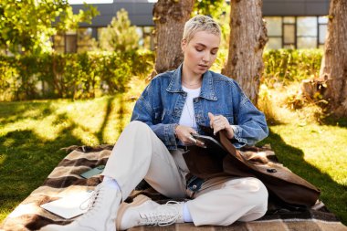 Genç bir kadın, yürüyüşü sırasında neşe ve sükunet saçan hareketli bir boşlukta geziniyor..