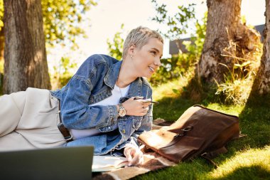 Genç bir kadın yemyeşil bir alanda yürürken doğayı kucaklıyor, neşe ve güzellik saçıyor..