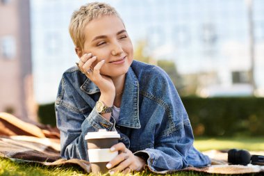 Güzel genç bir kadın güneşli bir günde dışarı çıkarken gülümser..