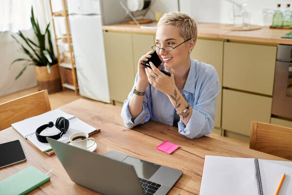Молодая женщина наслаждается веселым разговором по телефону, окруженная записками и кофе.