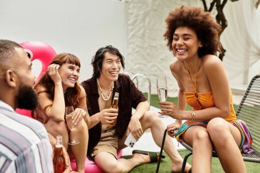 Arkadaşlar güler ve içkilerini paylaşır. Canlı bir havuz partisinde unutulmaz anılar yaratırlar..