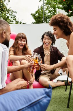 Genç arkadaşlar havuzun etrafında toplanır, kahkahalarla, içkilerle ve modayla hayatı kutlarlar..