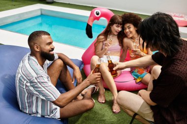 Tarz sahibi arkadaşlar neşeli anları içkilerle paylaşır. Canlı bir havuz başında uzanırlar..