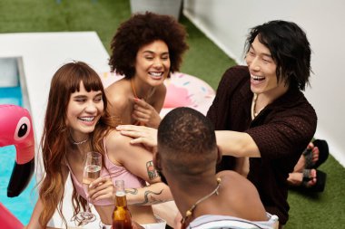 Arkadaşlar neşeli bir havuz partisinde kutlama yaparlar, neşe ve neşe dolu..