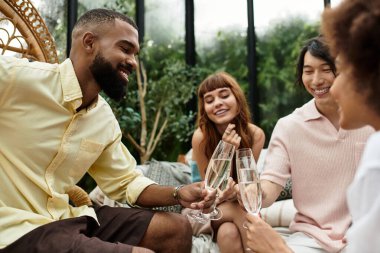 Arkadaşlar bir teras kafesinde toplanır, neşeli bir atmosferde kahkaha ve içkileri paylaşırlar..