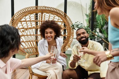 Arkadaşlar kahkahalarını ve içkilerini açık bir kafede paylaşır. Kaygısız anları kucaklarlar..